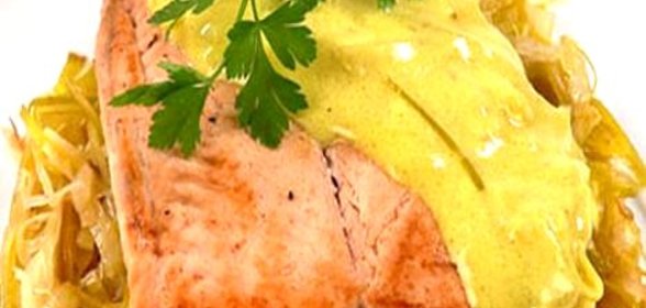 Лосось с луком и чили