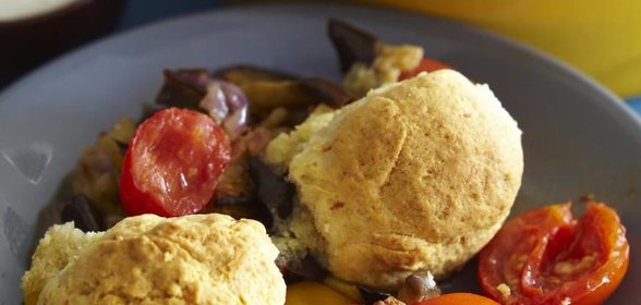 Овощной коблер с беконом и сыром