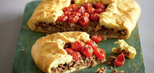 Открытый пирог с бараниной, грибами и помидорами