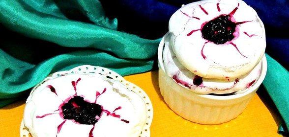 Безе с ежевичным вареньем