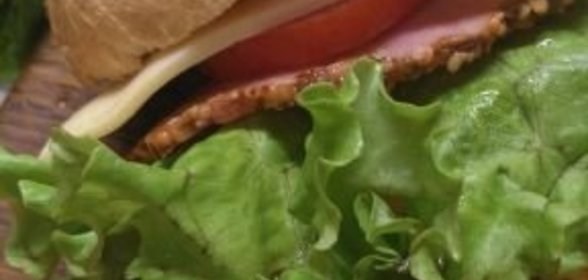 Бургер с куриной котлетой и мясом
