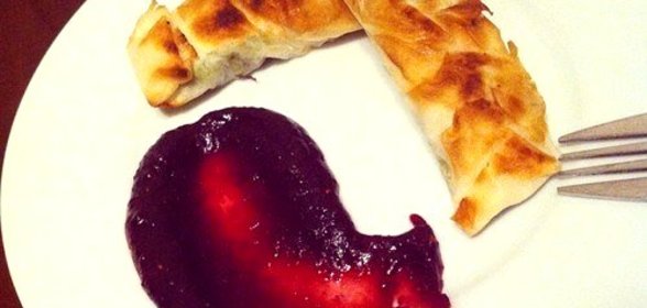 Снэки с камамбером и винным соус из брусники и вишни