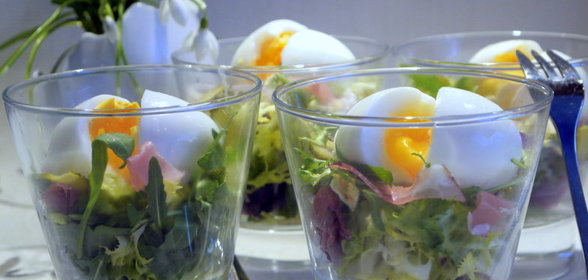 Салат с яйцом и сыровяленной ветчиной „Хорошее настроение