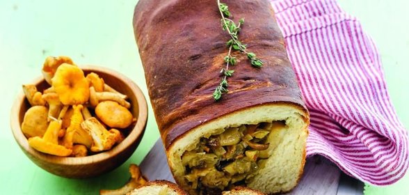 Сдобный рулет с грибами