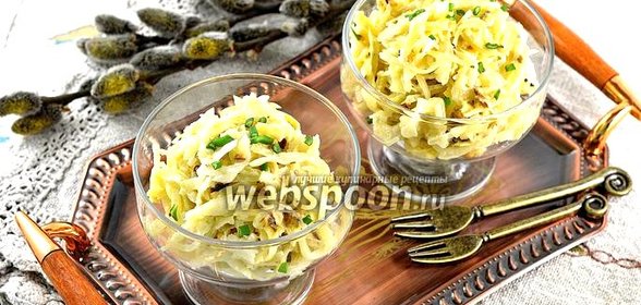 Салат из вареной капусты, сыра и орехов