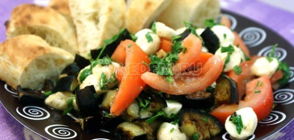 Закуска из баклажан с шариками моцареллы