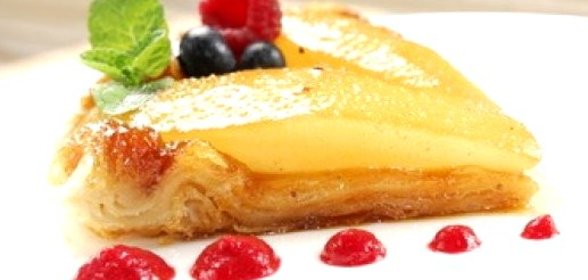 Пирог из слоеного теста с грушами