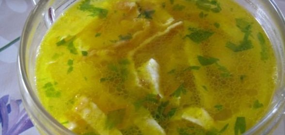 Куриный суп с лапшой из омлета