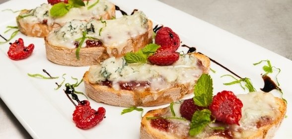 Кростини с джемом и горгонзоллой