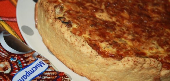 Песочный пирог с лисичками, курицей и диким рисом
