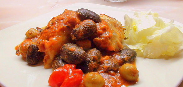 Язык запеченный с фасолью и грибами