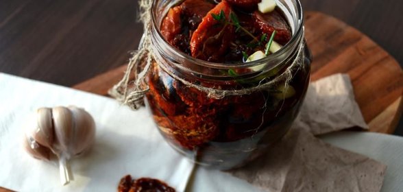 Вяленые томаты с розмарином и чесноком