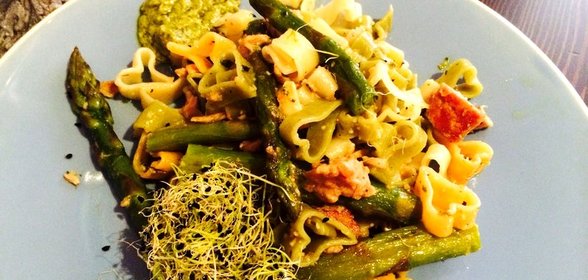 Цветная паста со спаржей и песто