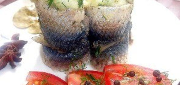 Роллы с маринованных сардин с картофельным пюре и пармезаном