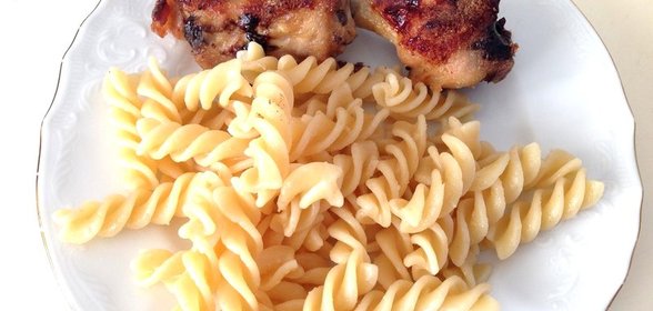 Куриный шашлык на шпажках