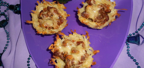 Картофельные корзиночки с мясом и сыром