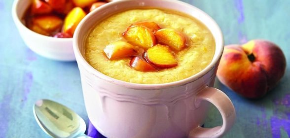 Овсяная каша с изюмом и персиками