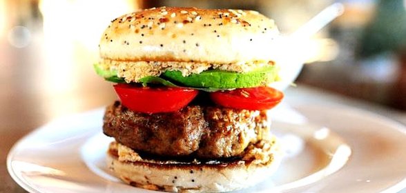 Бургеры с индейкой, помидорами и козьим сыром