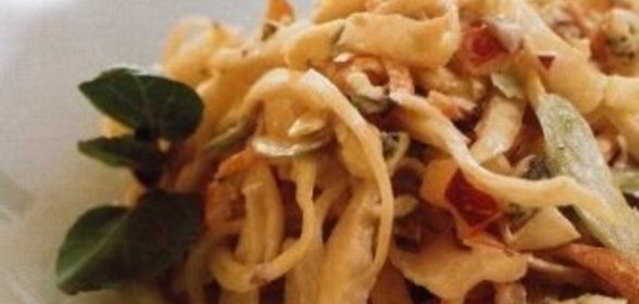 Капустный салат с яблоками и сыром
