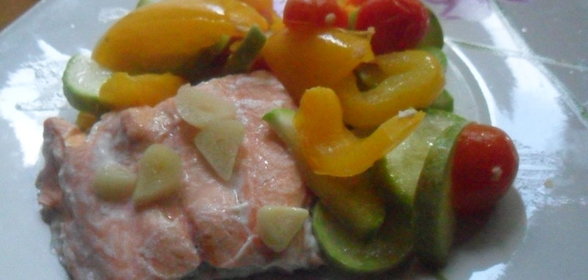 Лосось с пикантными овощами на пару (готовим в мультиварке)