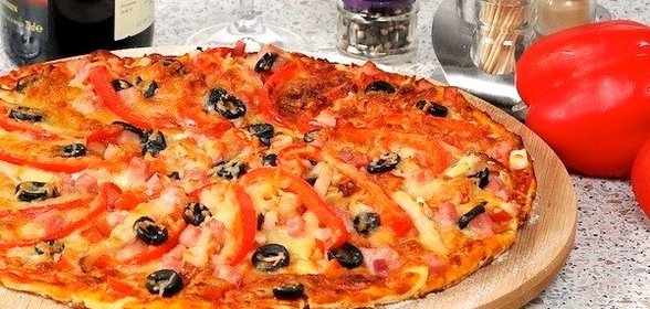 Пицца с копчёной курицей и ветчиной