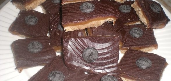 Шоколадно-карамельные квадратики для сладкоежек :)!( вариант)