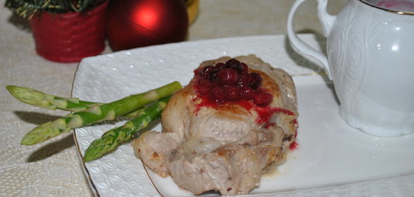 Свиные отбивные с сыром камамбер и клюквенным соусом