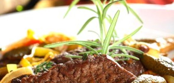Говяжья вырезка с луково–апельсиновой закуской