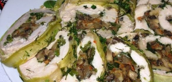 Куриный рулет с грибами в кабачке