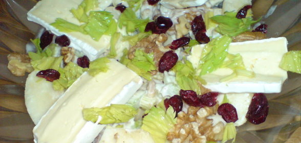 Салат Вальдорф с сушёной клюквой и сыром Brie