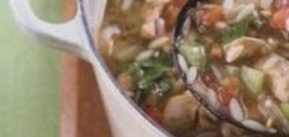 Салат из персиков, чернослива и других фруктов с сырковой массой