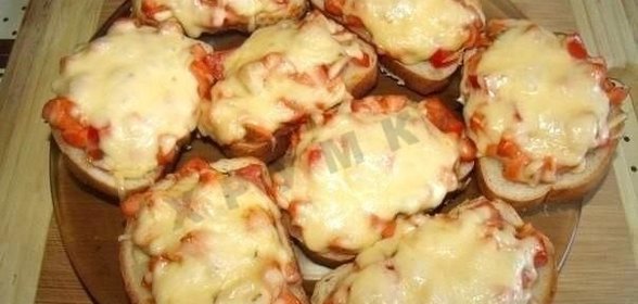 Горячие бутерброды с колбасой сыром и помидорами в духовке