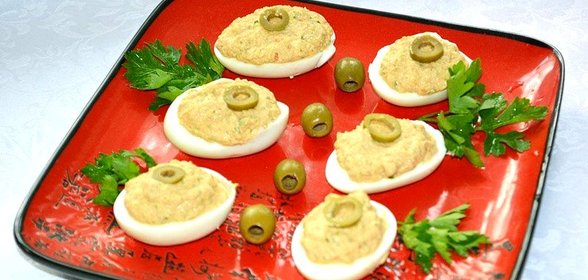 Яйца фаршированные пастой из вяленых томатов и грибов