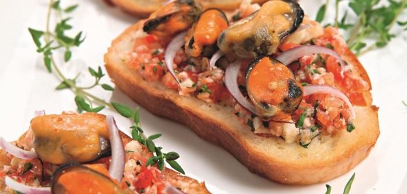 Брускетты с сыром и мидиями