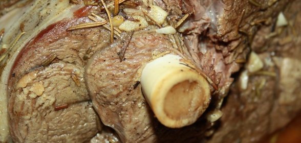 Баранья ножка в соевом соусе с розмарином