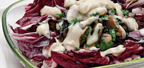 Салат с шампиньонами и сыром бресс бле