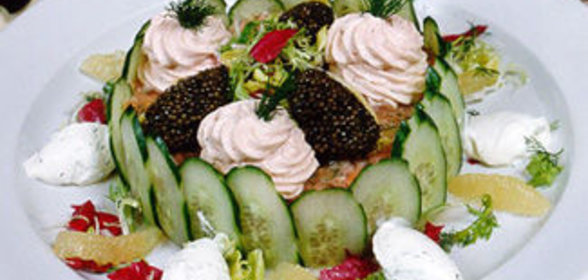 Бразильский омлет с авокадо, йогуртом и орехами