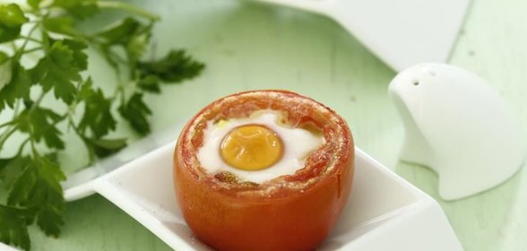 Запеченные помидоры с яйцом и песто