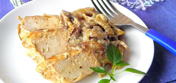 Куриное филе под грибным соусом