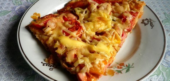 Домашняя пицца с сосисками и луком-пореем