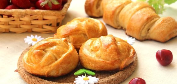 Булочки с карамельными яблоками и витушка со сливочным сыром