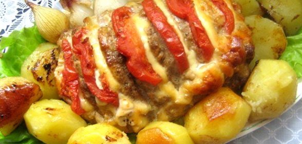 Ароматная праздничная свинина, фаршированная сыром и помидорами