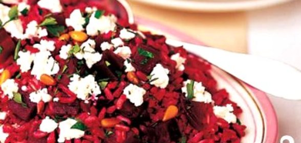 Салат из свеклы, риса и козьего сыра