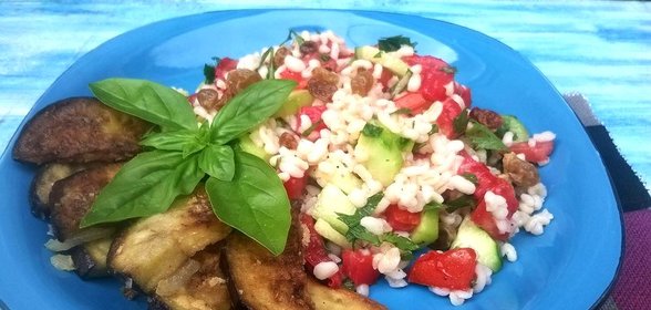 Салат с булгуром и баклажанами
