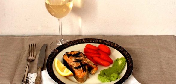 Кижуч, запеченный с беби-морковью, с соусом из авокадо. Тест-драйв с Lekue