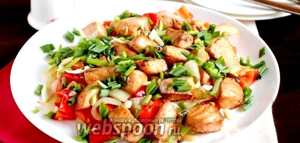 Сёмга жареная с перцем и луком