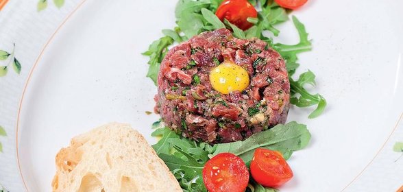 Тартар с перепелиным яйцом