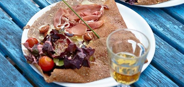 Гречневая галета с яблоками и сыром бри