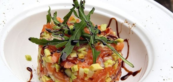 Тартар из лосося и авокадо