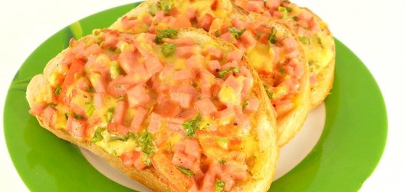 Горячие бутерброды с колбасой, сыром и помидорами